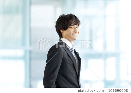 Photo of a man in his twenties wearing a suit 101690008
