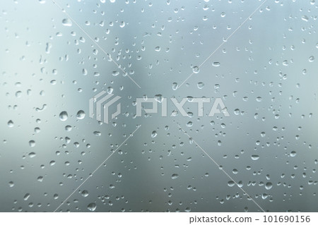 水滴在窗戶上 101690156