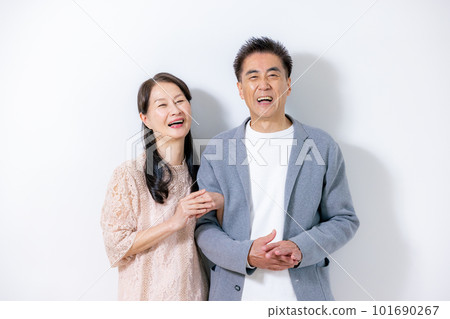 Cuddling senior couple 101690267