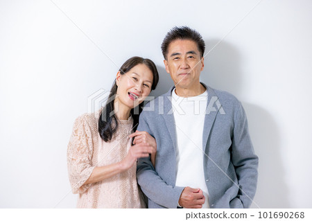 Cuddling senior couple 101690268