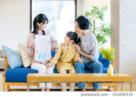 母親節在客廳放鬆的家庭 母親節在客廳放鬆的家庭 101690319