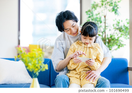 Parent and child seeing smartphone Parent and child seeing smartphone 101690499