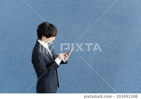 A salaried man with a smartphone 101691106