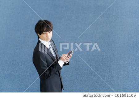 A salaried man with a smartphone 101691109