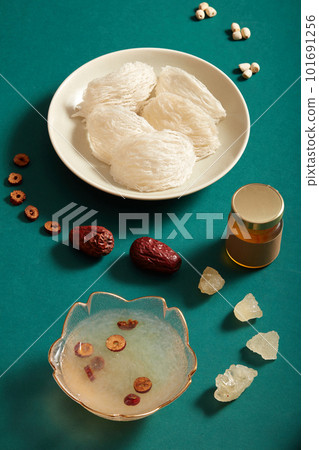 Raw bird nest, jujube, rock sugar and lotus seeds are material for distilling the premium bird nest. This food have effects: increase resistance, treat insomnia and prevent cancer 101691256