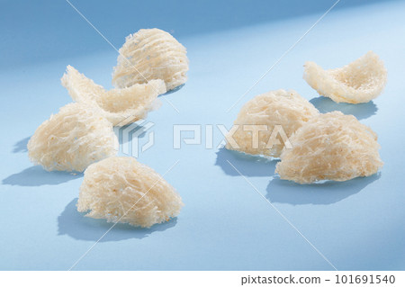 White raw edible bird nest decorated on blue background. Scene for advertising precious foods that are good for health, anti-aging and support physical and brain development 101691540