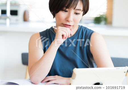 在客廳在線學習的女性 101691719