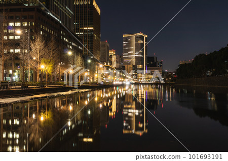 從皇居外苑的和田倉門看夜景 從皇居外苑的和田倉門看夜景 101693191
