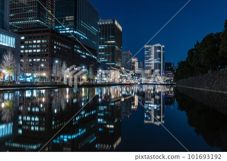 從皇居外苑的和田倉門看夜景 101693192