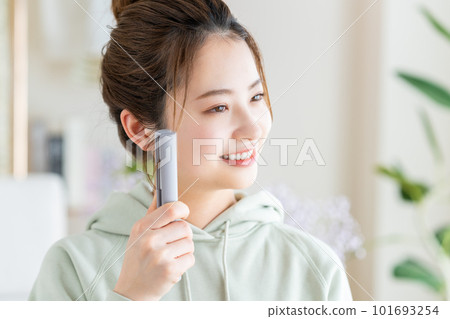 做頭髮的年輕女人 101693254