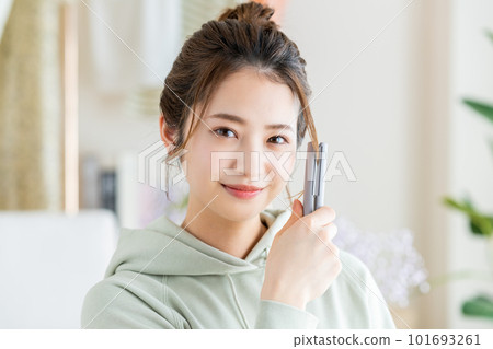 做頭髮的年輕女人 101693261