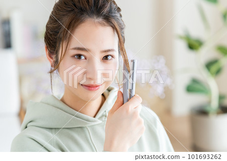 做頭髮的年輕女人 101693262