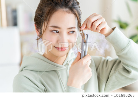 young woman doing hair set young woman doing hair set 101693263