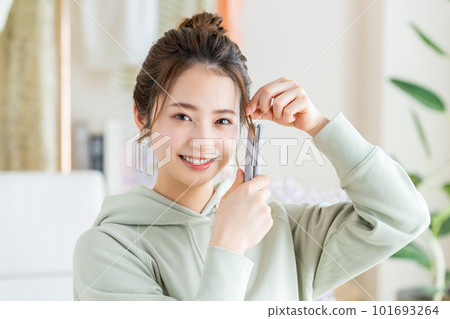 young woman doing hair set 101693264