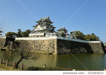 The castle tower that shines in the inner moat 101693623