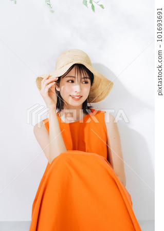 戴著草帽的年輕女子 101693691