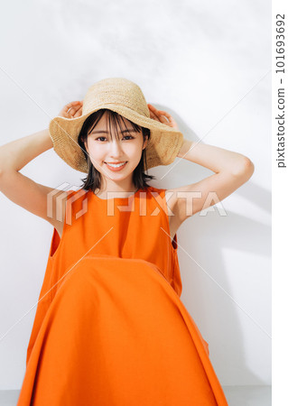 戴著草帽的年輕女子 101693692