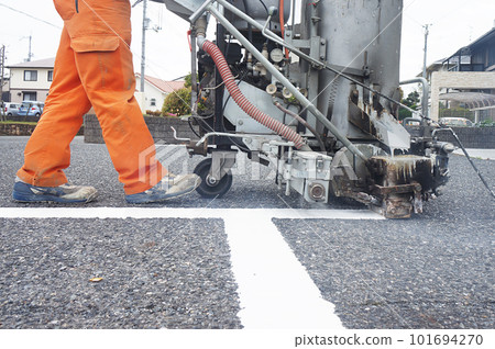 The person who draws the line (white line) of the parking lot 101694270