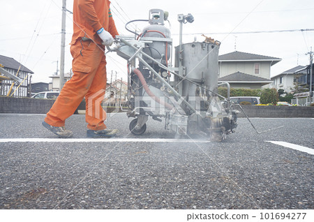 畫停車場線(白線)的人 畫停車場線(白線)的人 101694277