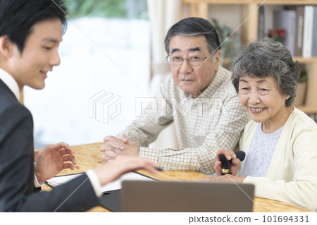 高級夫婦與來訪的銷售人員交談 101694331