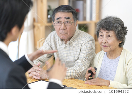 高級夫婦與來訪的銷售人員交談 101694332