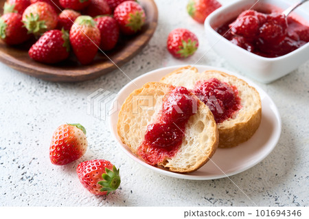 草莓醬長棍麵包 101694346