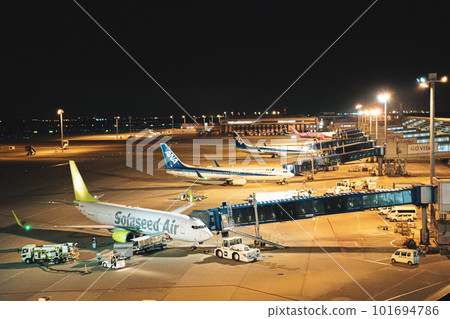 停在夜間機場的客機 停在夜間機場的客機 101694786