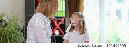 Cheerful little girl at doctor pediatrician appointment 101694809