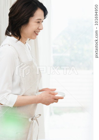 清理盤子的中間女人 清理盤子的中間女人 101694950