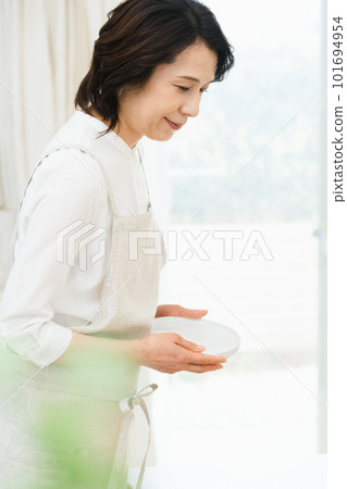 Middle woman clearing the plate Middle woman clearing the plate 101694954