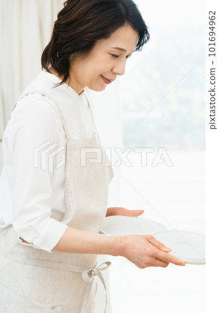 Middle woman clearing the plate 101694962