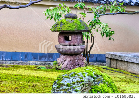 Kyoto, stone lanterns of Daitokuji Kobai-in Temple 101696825