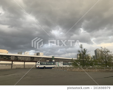 Around Morioka Station in the cloudy sky 101698979