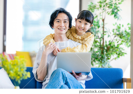 一個被工作父親寵壞的女兒 101701929