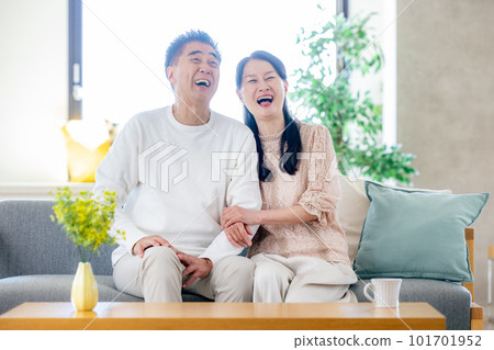 老夫婦在客廳放鬆 101701952