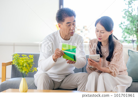 看退休金書的資深夫婦 101701961