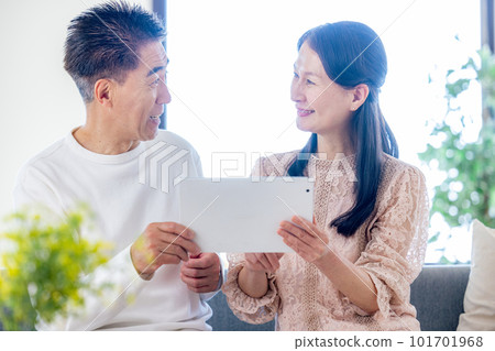 Senior couple looking at tablet 101701968