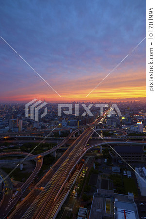 暮色中的高速公路 101701995