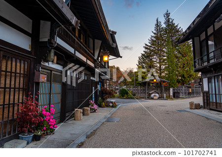 Shiojiri City, Nagano Prefecture Kagome Te in the townscape of Narai-juku in the evening when autumn leaves are beautiful 101702741