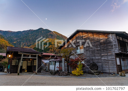 長野縣 Shiojiri 市 Kagome Te 在 Narai-juku 的街道景觀中,秋天的樹葉很美 長野縣 Shiojiri 市 Kagome Te 在 Narai-juku 的街道景觀中,秋天的樹葉很美 101702797