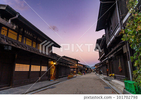 長野縣鹽尻市奈良井宿秋色黃昏的街景 101702798