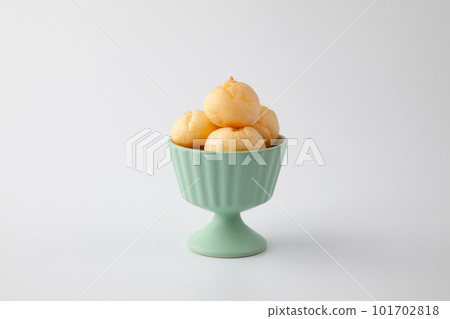 白色背景杯中的迷你奶油泡芙 101702818