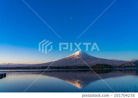 [Mt. Fuji] Mt. Fuji at sunrise seen from Lake Kawaguchi [Yamanashi Prefecture] 101704238