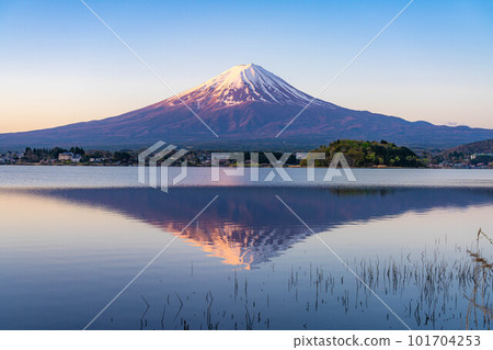 [Mt. Fuji] Mt. Fuji at sunrise seen from Lake Kawaguchi [Yamanashi Prefecture] 101704253