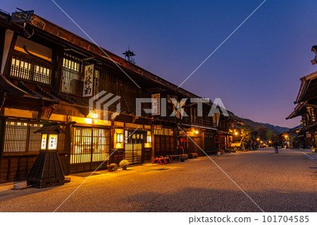 長野縣鹽尻市奈良井宿秋色黃昏的街景 長野縣鹽尻市奈良井宿秋色黃昏的街景 101704585