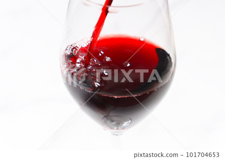 將紅酒倒入酒杯中 將紅酒倒入酒杯中 101704653