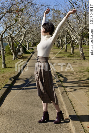 苗條的年輕女子在公園裡擺姿勢 101704917