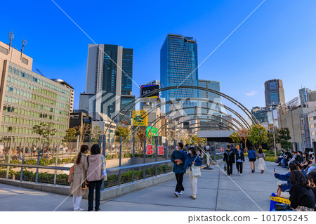 東京澀谷城市景觀，年輕人熙熙攘攘的宮下公園 101705245