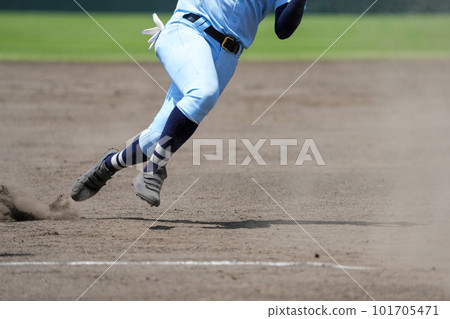 在棒球比賽中瞄準下一個基地的賽跑者 在棒球比賽中瞄準下一個基地的賽跑者 101705471