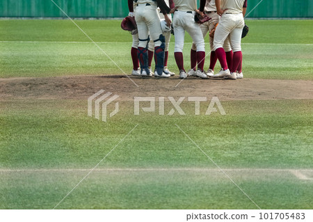 Infielders gather on the mound to discuss a crisis during a baseball game 101705483